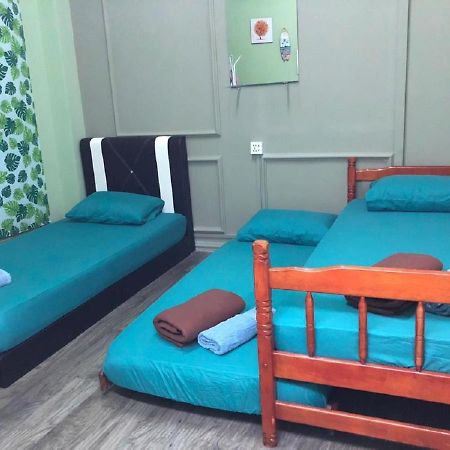 Ny Tropical Backpackers Pansiyon Desaru Dış mekan fotoğraf
