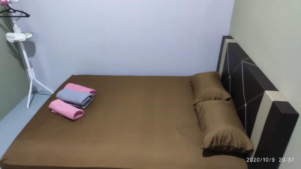 Ny Tropical Backpackers Pansiyon Desaru Dış mekan fotoğraf
