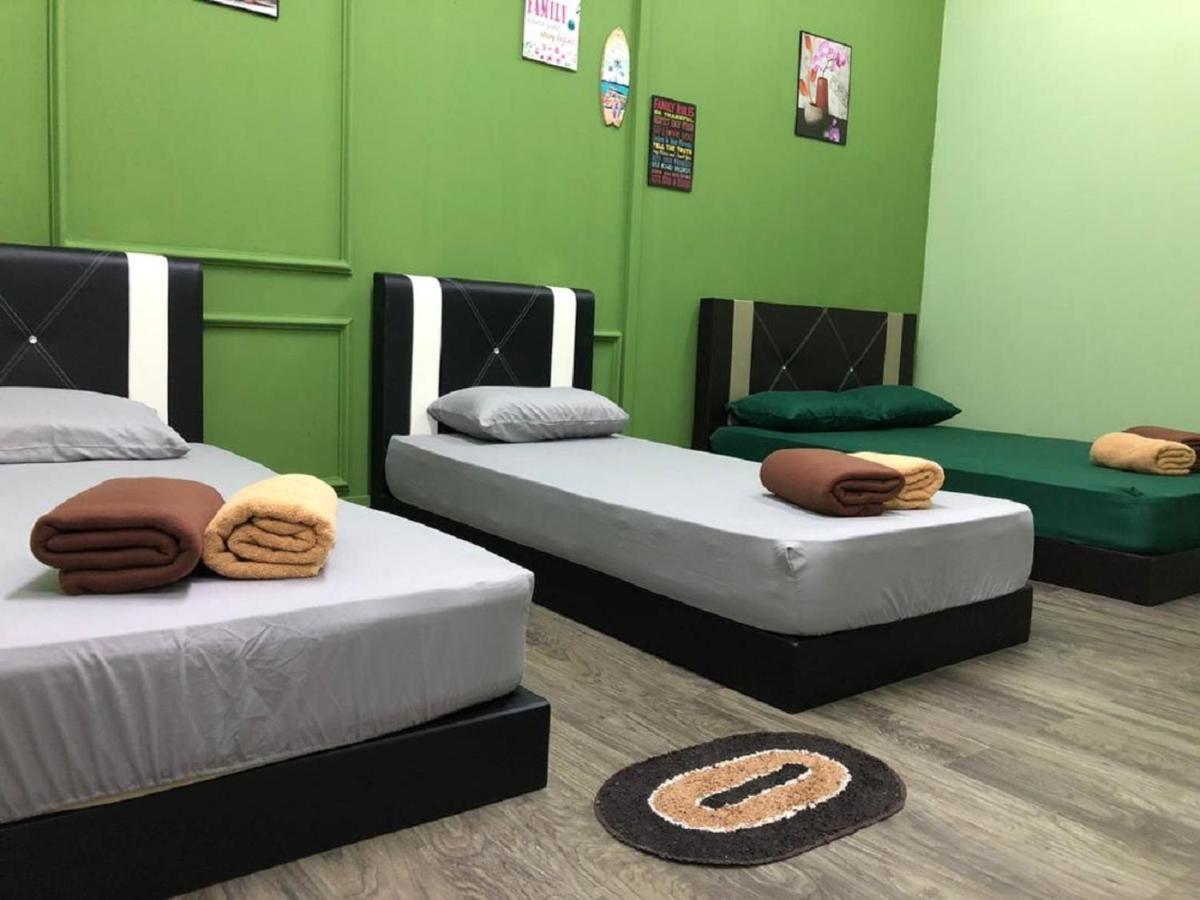 Ny Tropical Backpackers Pansiyon Desaru Dış mekan fotoğraf