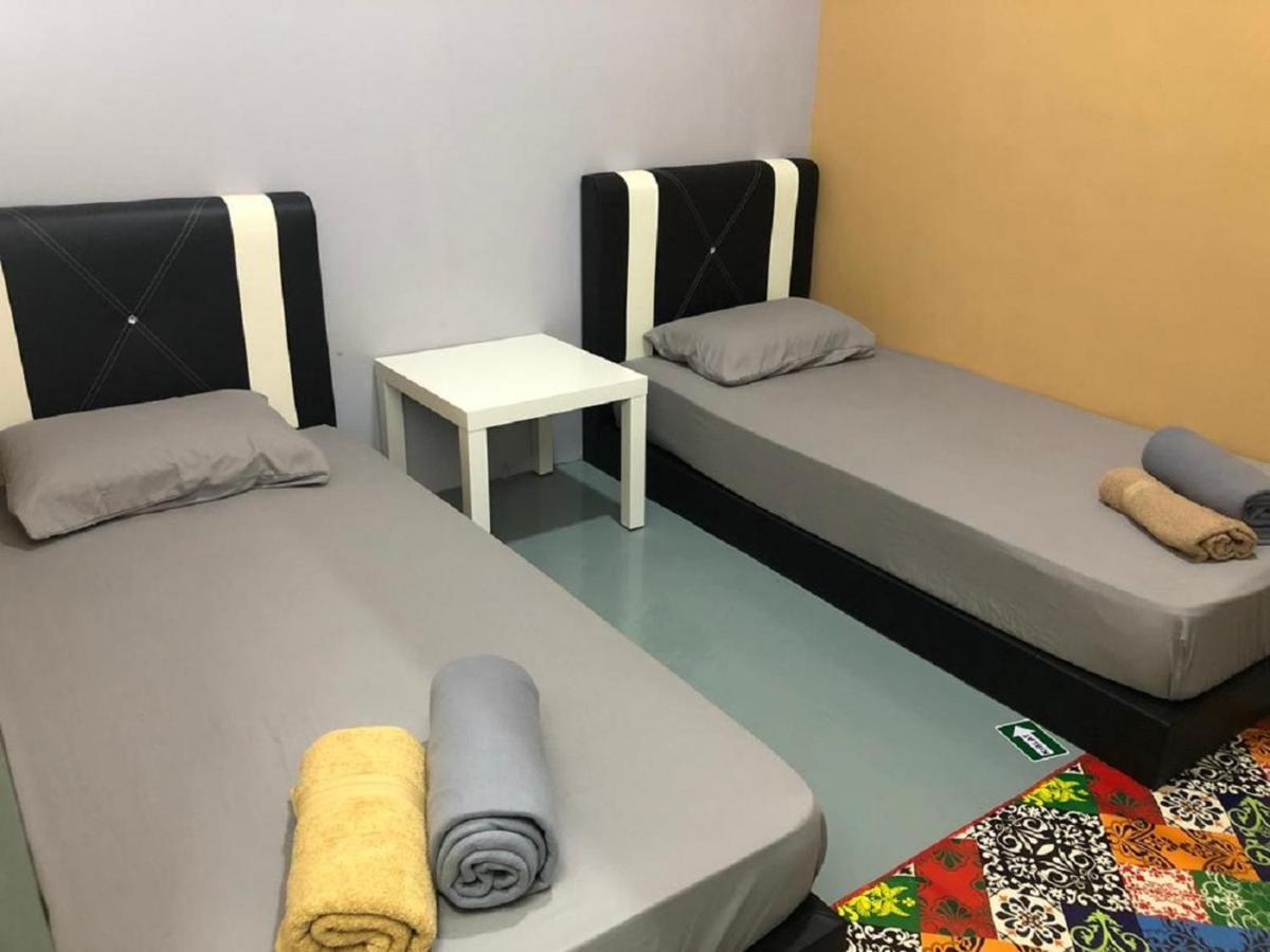 Ny Tropical Backpackers Pansiyon Desaru Dış mekan fotoğraf