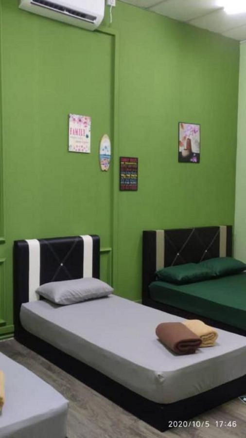 Ny Tropical Backpackers Pansiyon Desaru Dış mekan fotoğraf