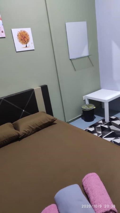Ny Tropical Backpackers Pansiyon Desaru Dış mekan fotoğraf
