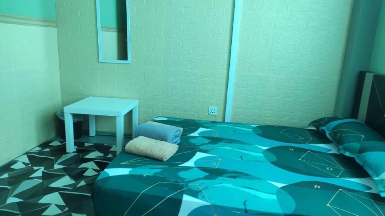 Ny Tropical Backpackers Pansiyon Desaru Dış mekan fotoğraf