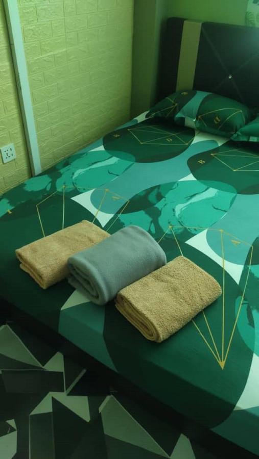 Ny Tropical Backpackers Pansiyon Desaru Dış mekan fotoğraf